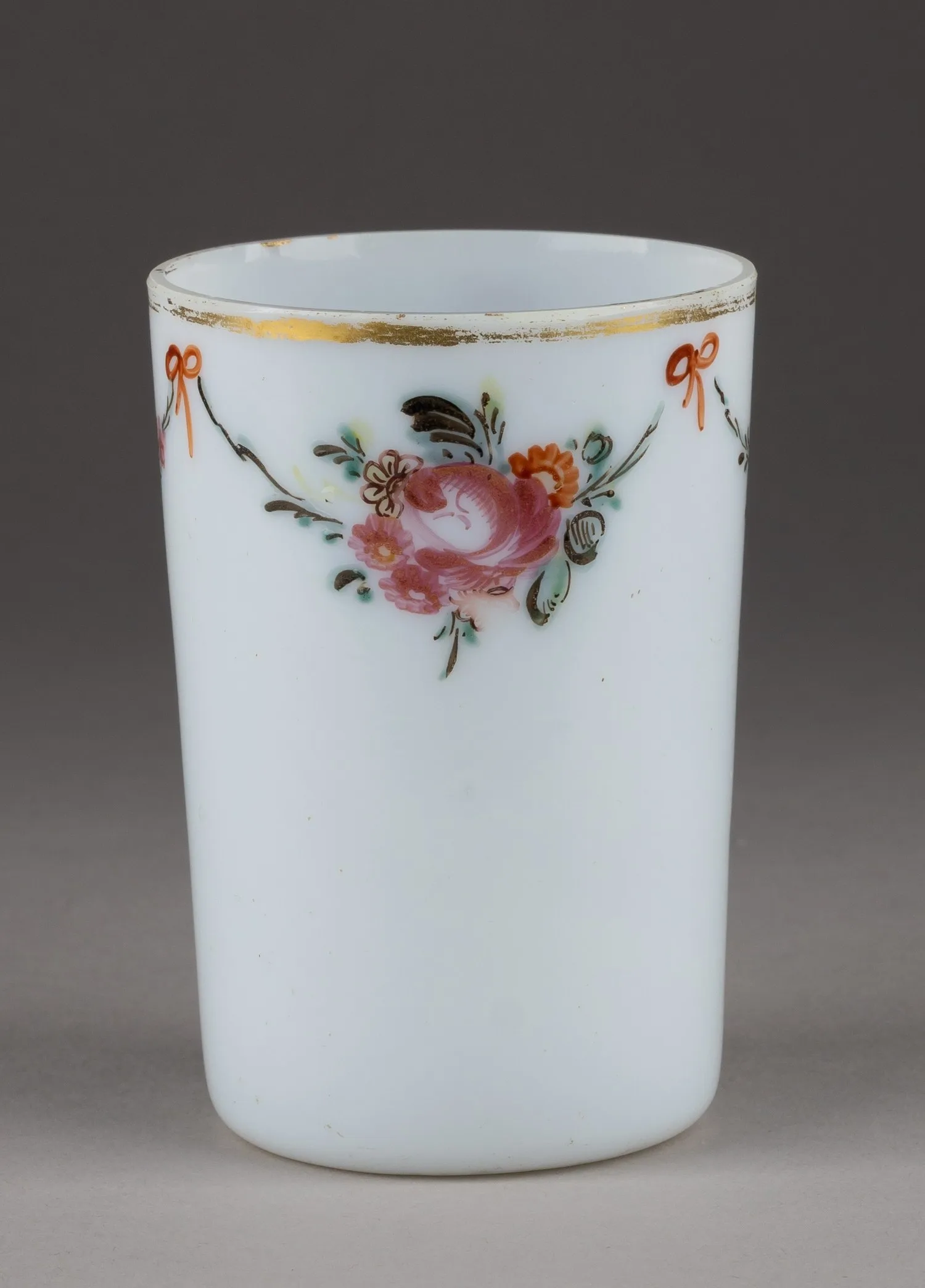 Стакан молочного стекла с цветочной гирляндой. Россия, 1780-1790-е годы.