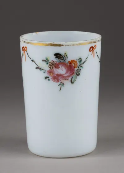 Стакан молочного стекла с цветочной гирляндой. Россия, 1780-1790-е годы.