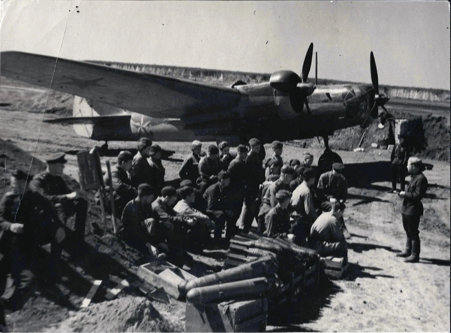 Фотография «У бомбардировщика Ил-4». СССР, 1940-е годы.
