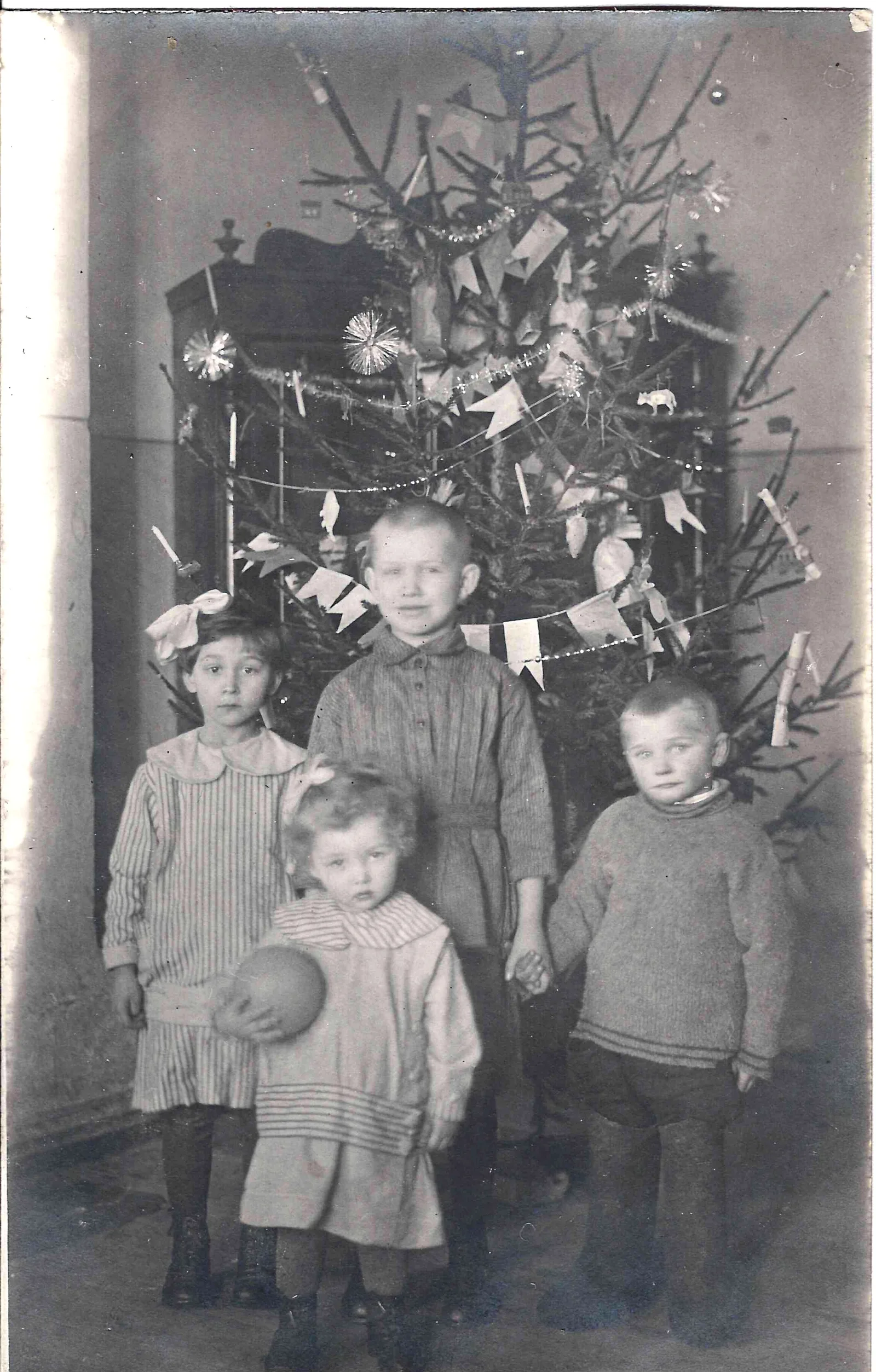 Фотография (на бланке открытки) «Новогодняя ёлка». 1920-е годы. Дефекты.