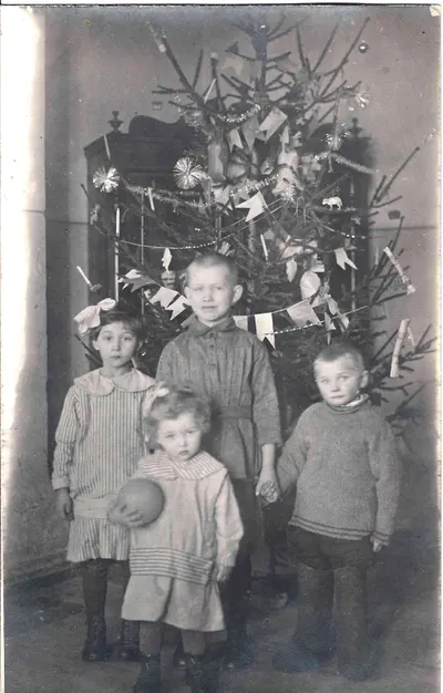 Фотография (на бланке открытки) «Новогодняя ёлка». 1920-е годы. Дефекты.