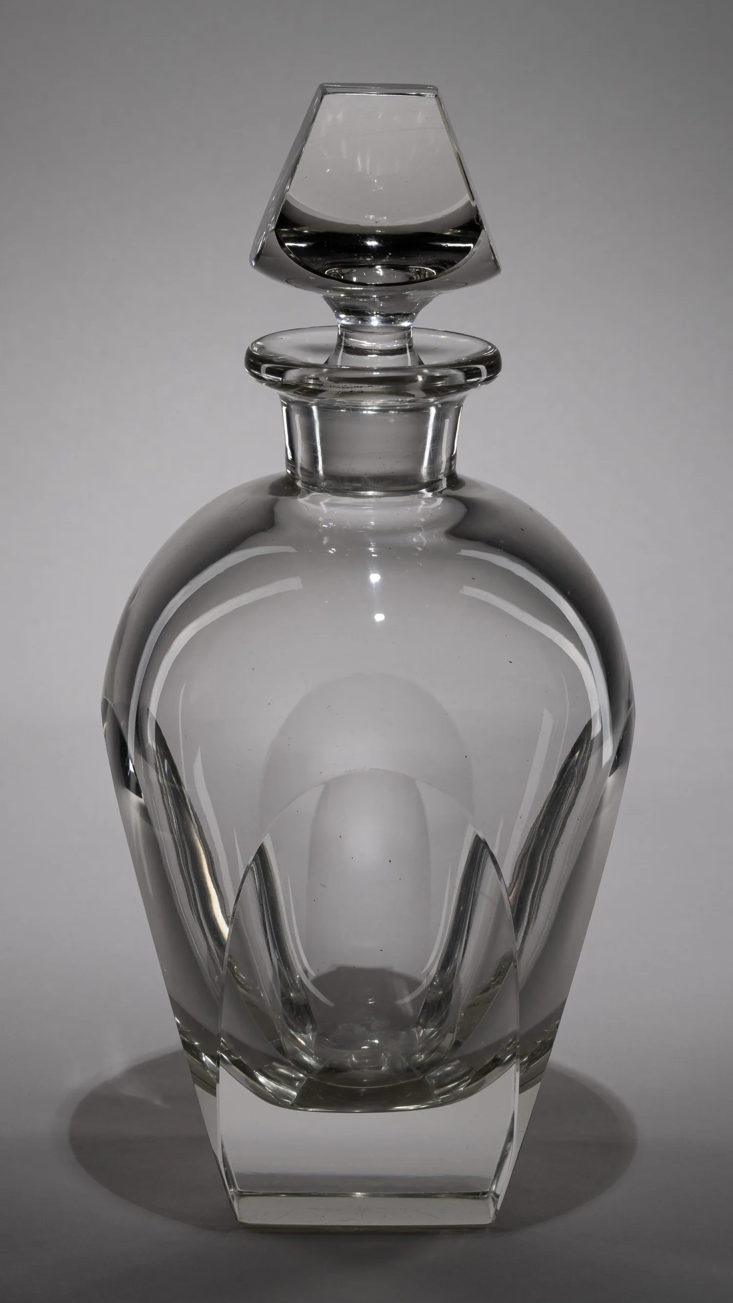 (Мозер) Графин в стиле «Ар-деко». Богемия, фирма Moser, 1930-е годы.