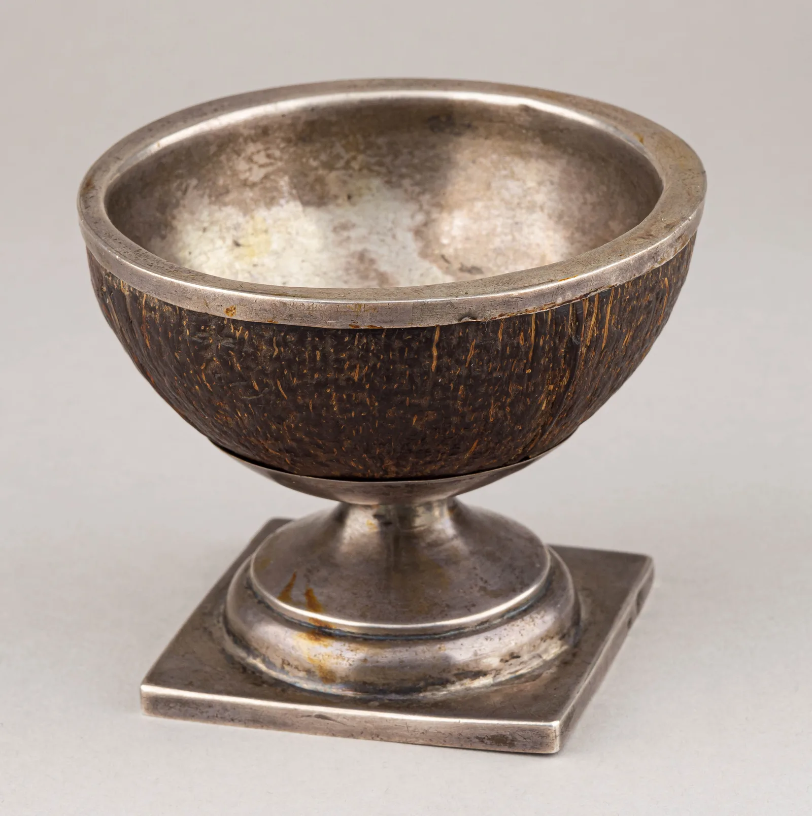 Кубок из кокоса в серебряной оправе. Россия, Москва, 1780-1815 годы.