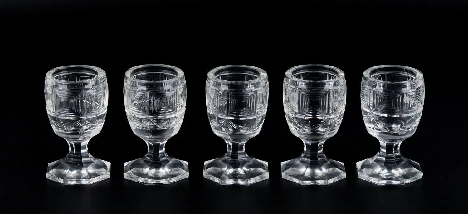 Пять бокалов прозрачного стекла с меандровым орнаментом и лаврами. Россия или Западная Европа, вторая половина XIX века.