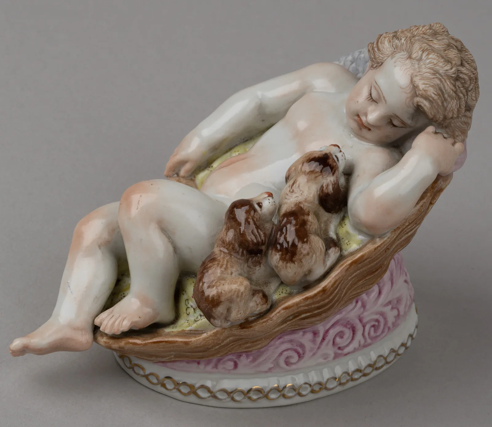 Статуэтка «Спящий амур с собаками». Германия, мануфактура Meissen, начало ХХ века.