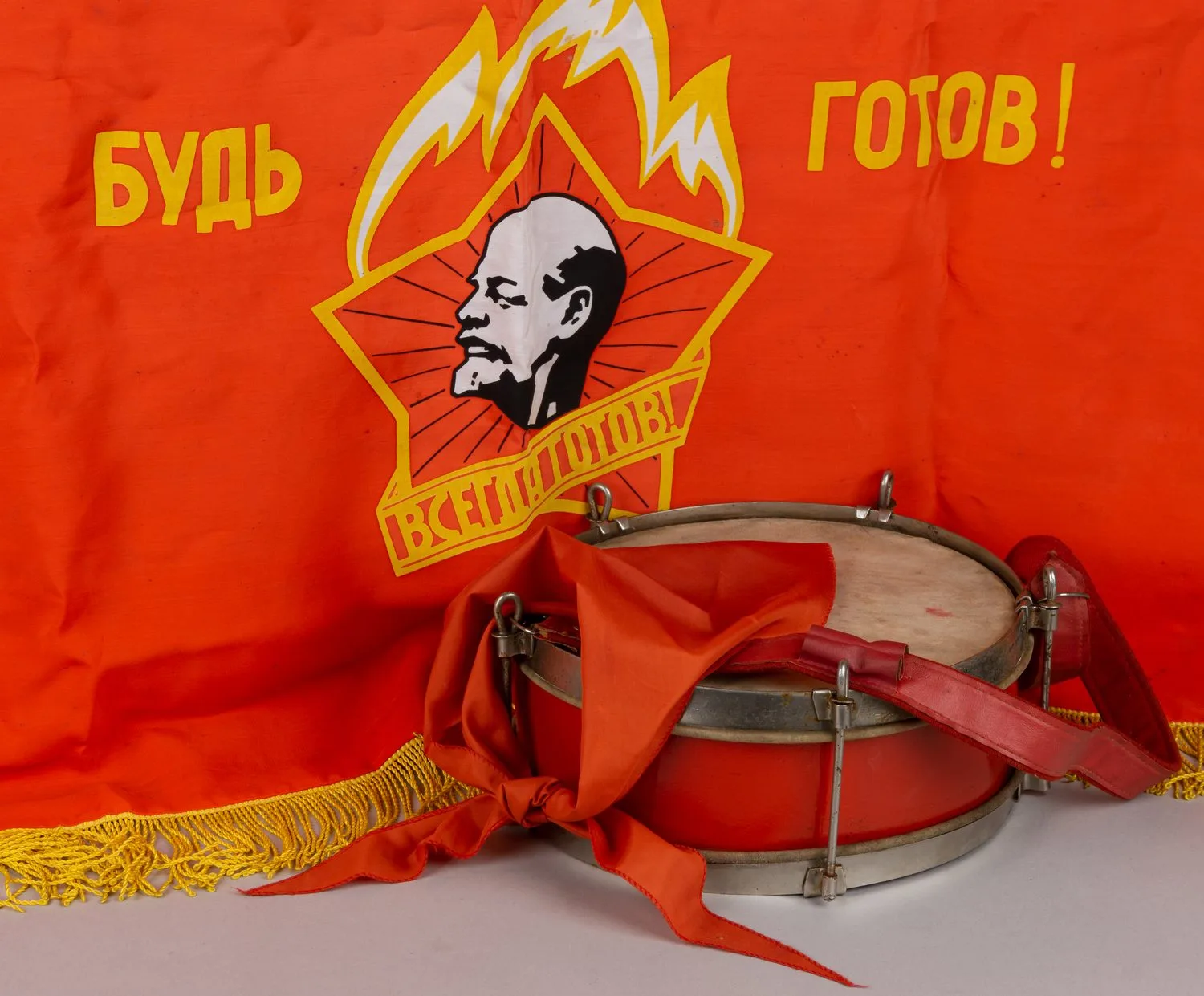 Пионерский набор: галстук, барабан, знамя. СССР, середина XX века.