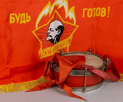 Пионерский набор: галстук, барабан, знамя. СССР, середина XX века.