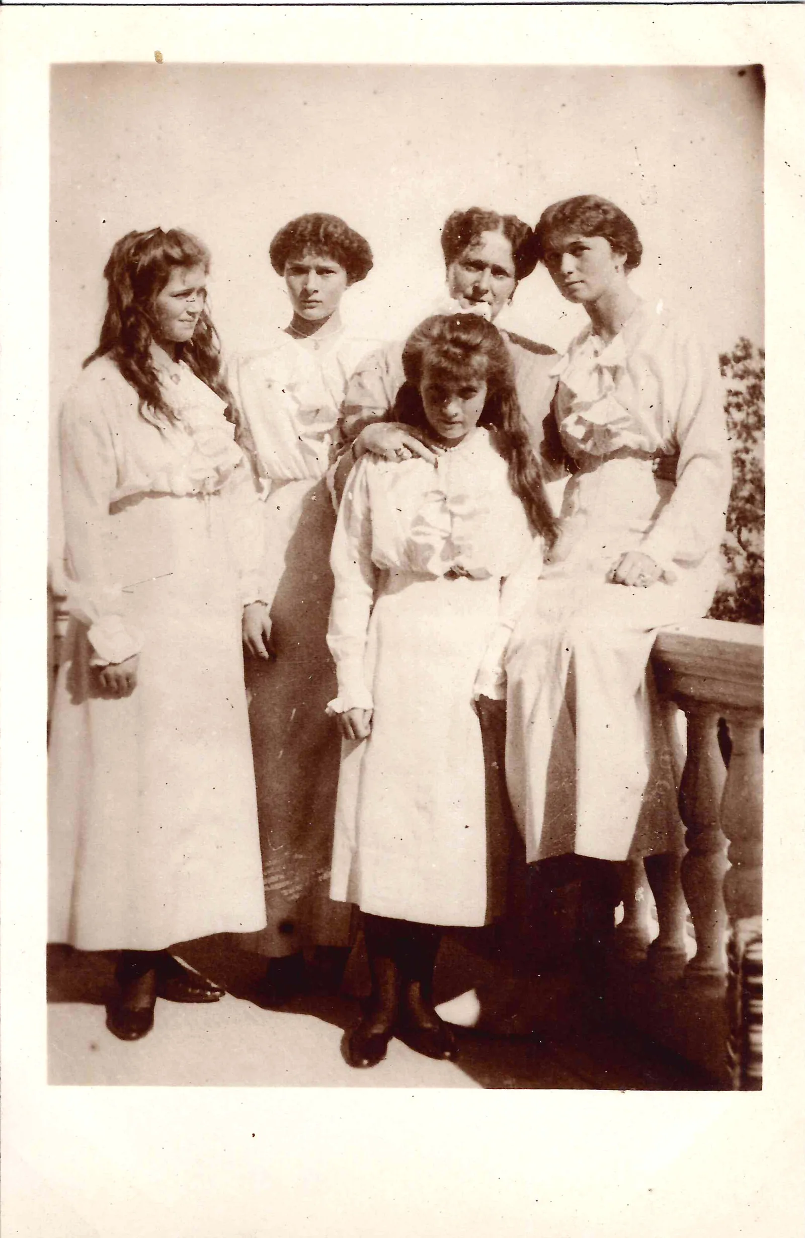 Открытка «Императрица Александра Фёдоровна и великие княжны». 1920-е годы.