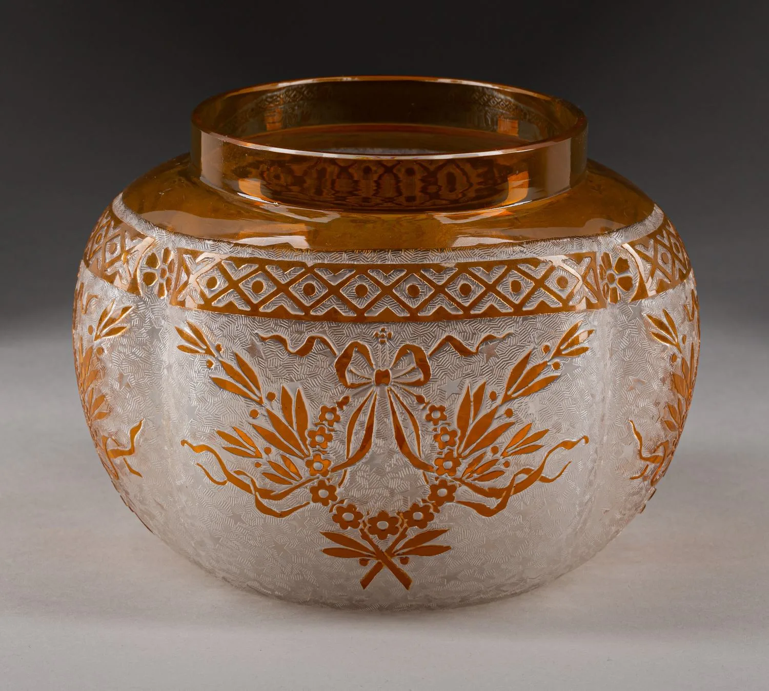 Вазочка оригинальной формы Франция, 1900-е годы.