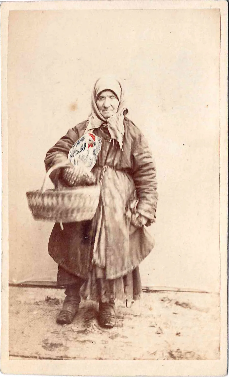 Фотография (формата «визитка») «Старуха с курицей». 1870-е - 1890-е годы.