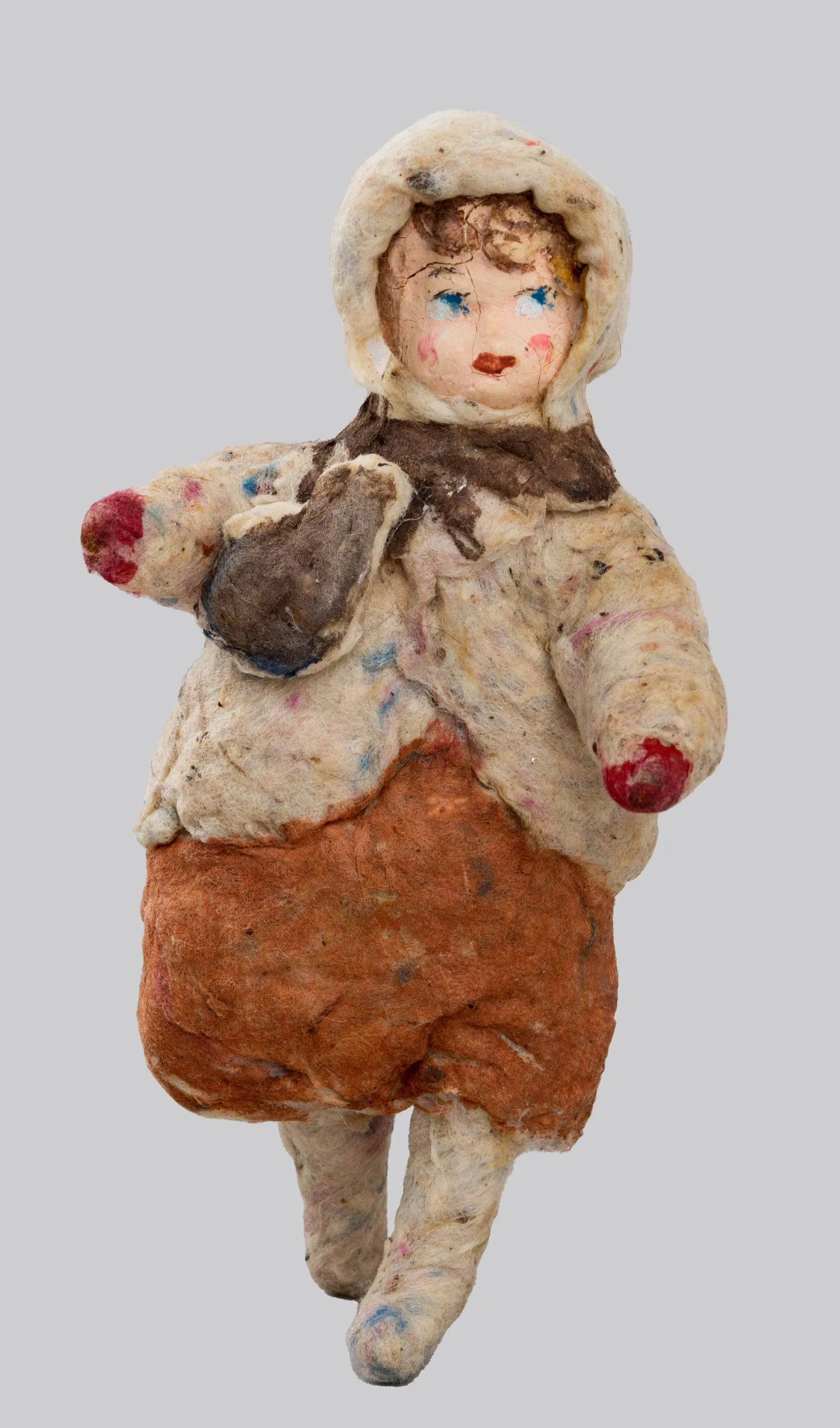Елочная игрушка «Девочка с коньками». СССР, 1930-50-е годы.