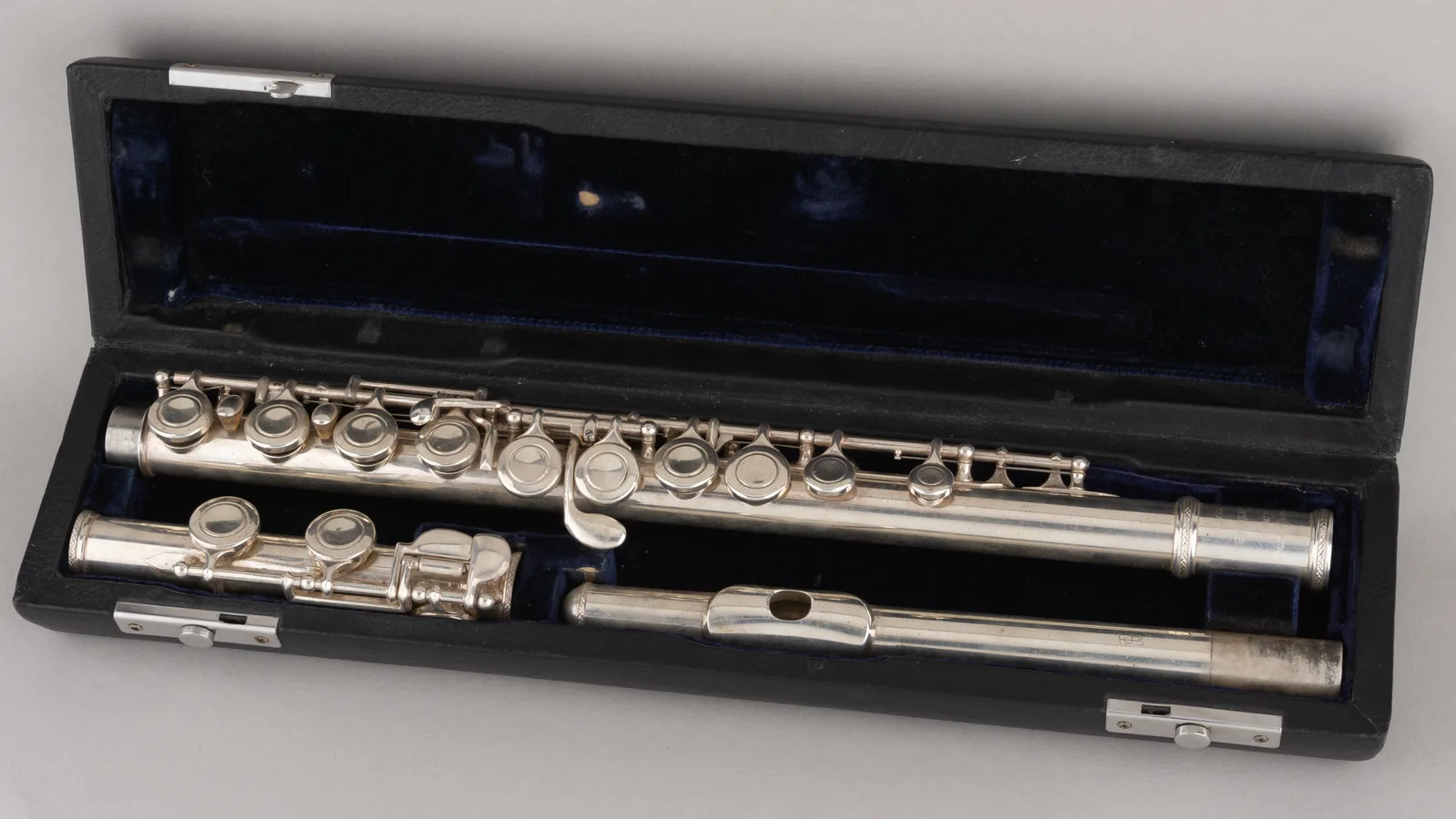 (Trevor James Instruments) Флейта серебряная номерная фирменном футляре. Лондон, фирма Trevor James Instruments. После 1983 года.