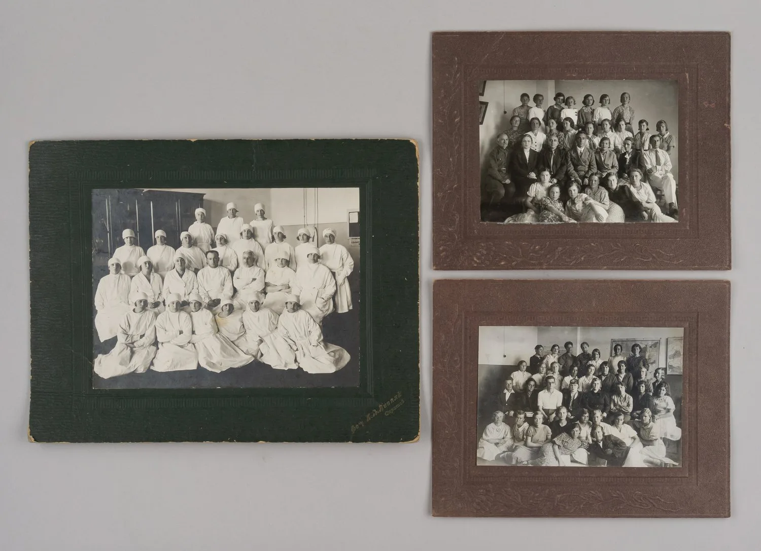 3 групповые постановочные фотографии «Студенты-медики». Саратов, 1930-е - начало 1940-х годов.