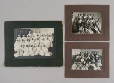 3 групповые постановочные фотографии «Студенты-медики». Саратов, 1930-е - начало 1940-х годов.