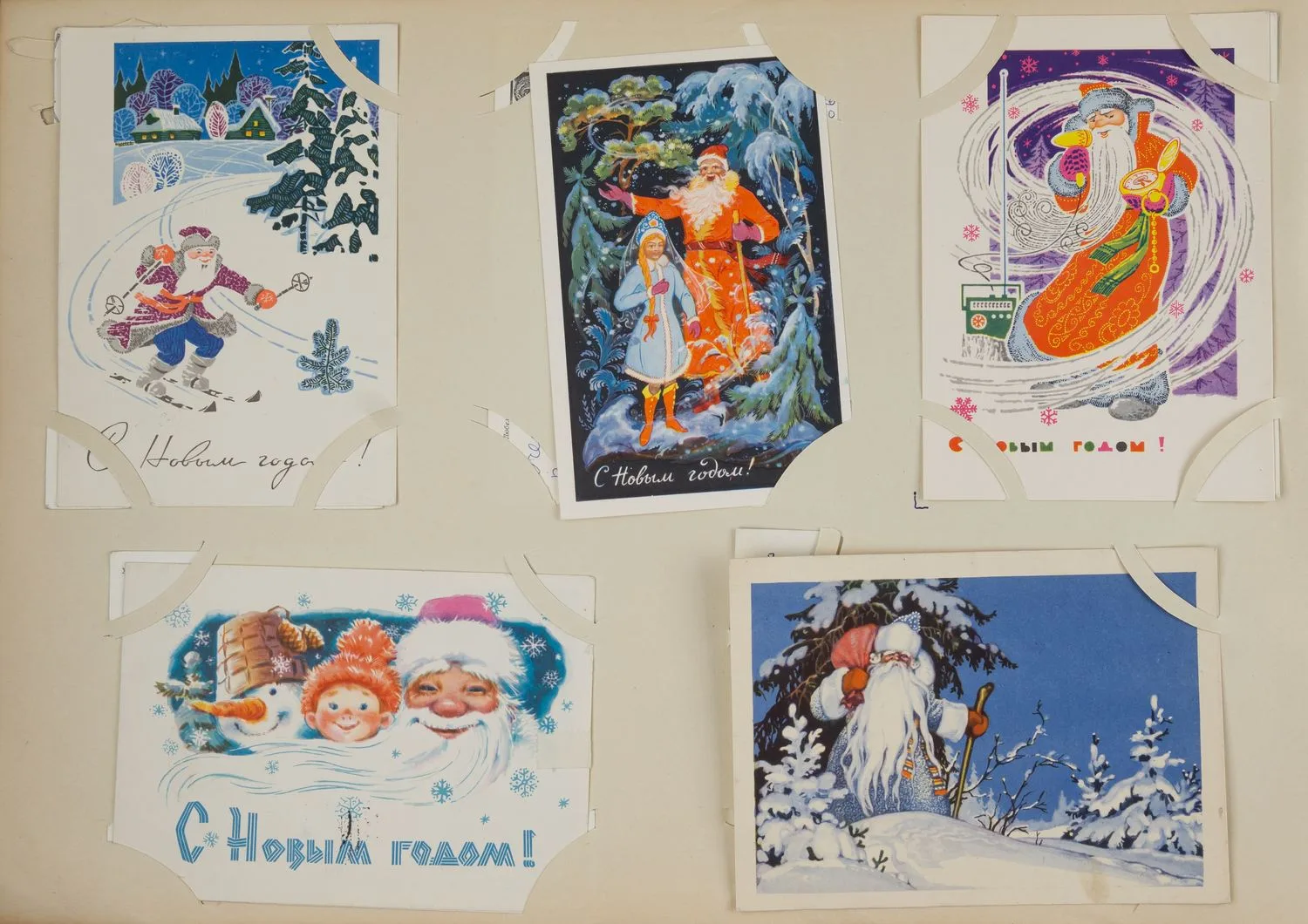 Более 300 новогодних поздравительных открыток в альбоме. СССР, 1950-е - 1980-е годы.