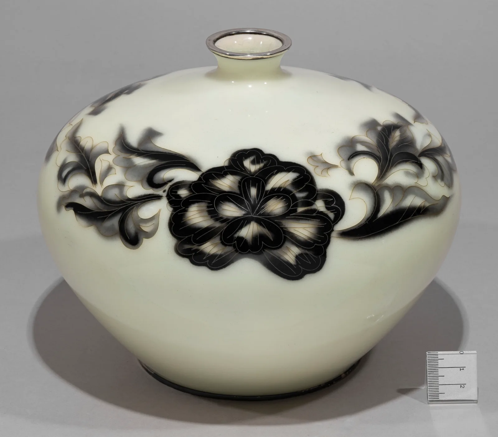 (Андо Сиппо) Ваза «Чёрный цветок».
Япония, Мастерские Андо Сиппо, 1868–1912 годы (эпоха Мэйдзи).