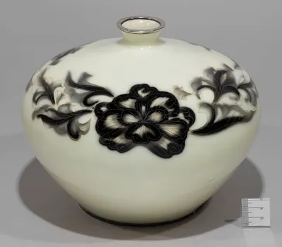 (Андо Сиппо) Ваза «Чёрный цветок».
Япония, Мастерские Андо Сиппо, 1868–1912 годы (эпоха Мэйдзи).