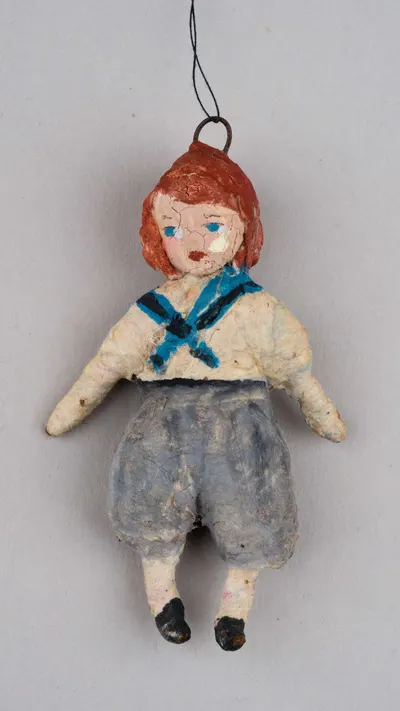 Елочная игрушка «Ребенок в матроске». СССР, 1930-50-е годы.