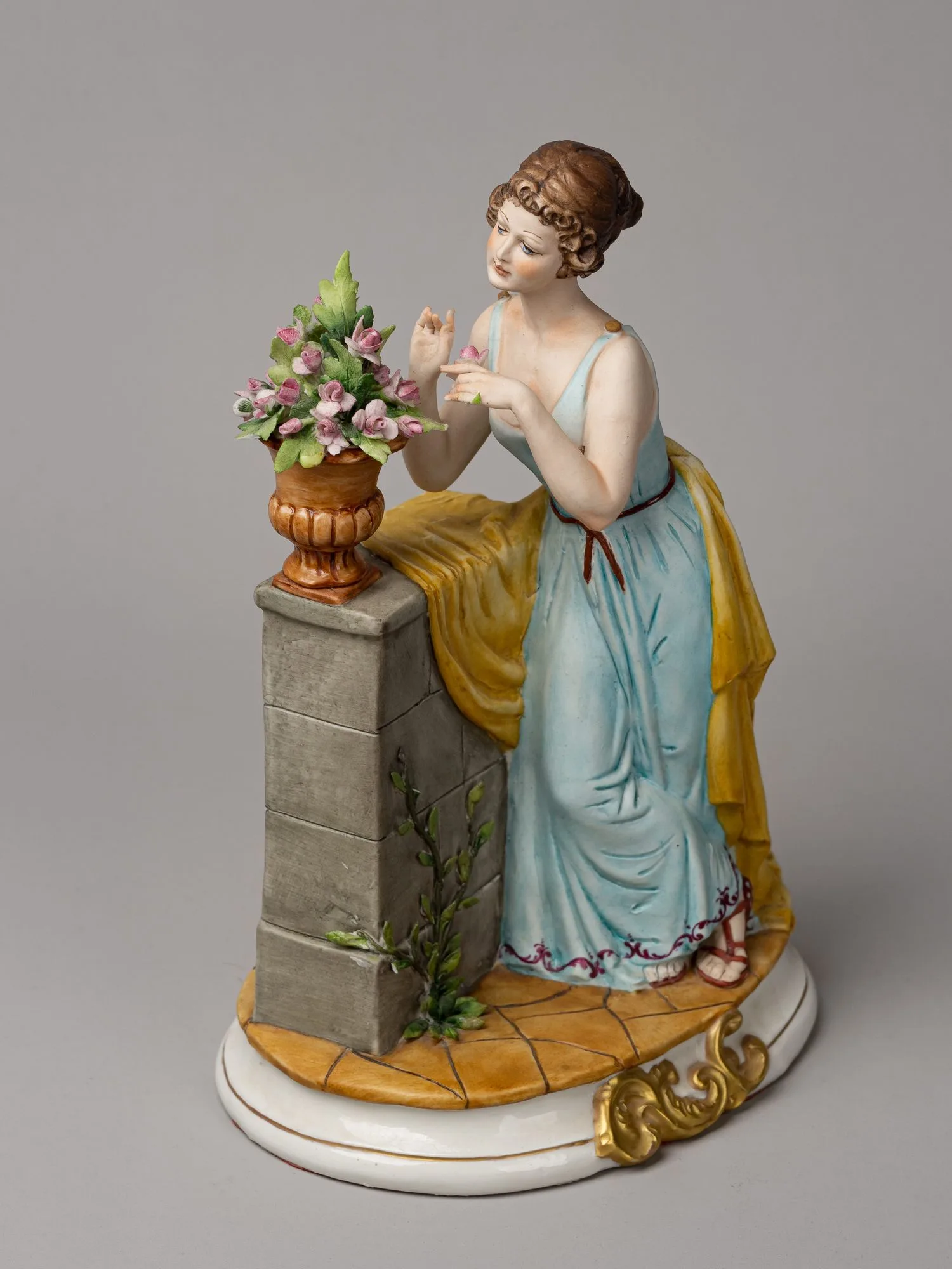 Скульптура «Девушка в саду». Италия, мануфактура Capodimonte, скульптор G. Rouch, 1970-1980-е годы.
