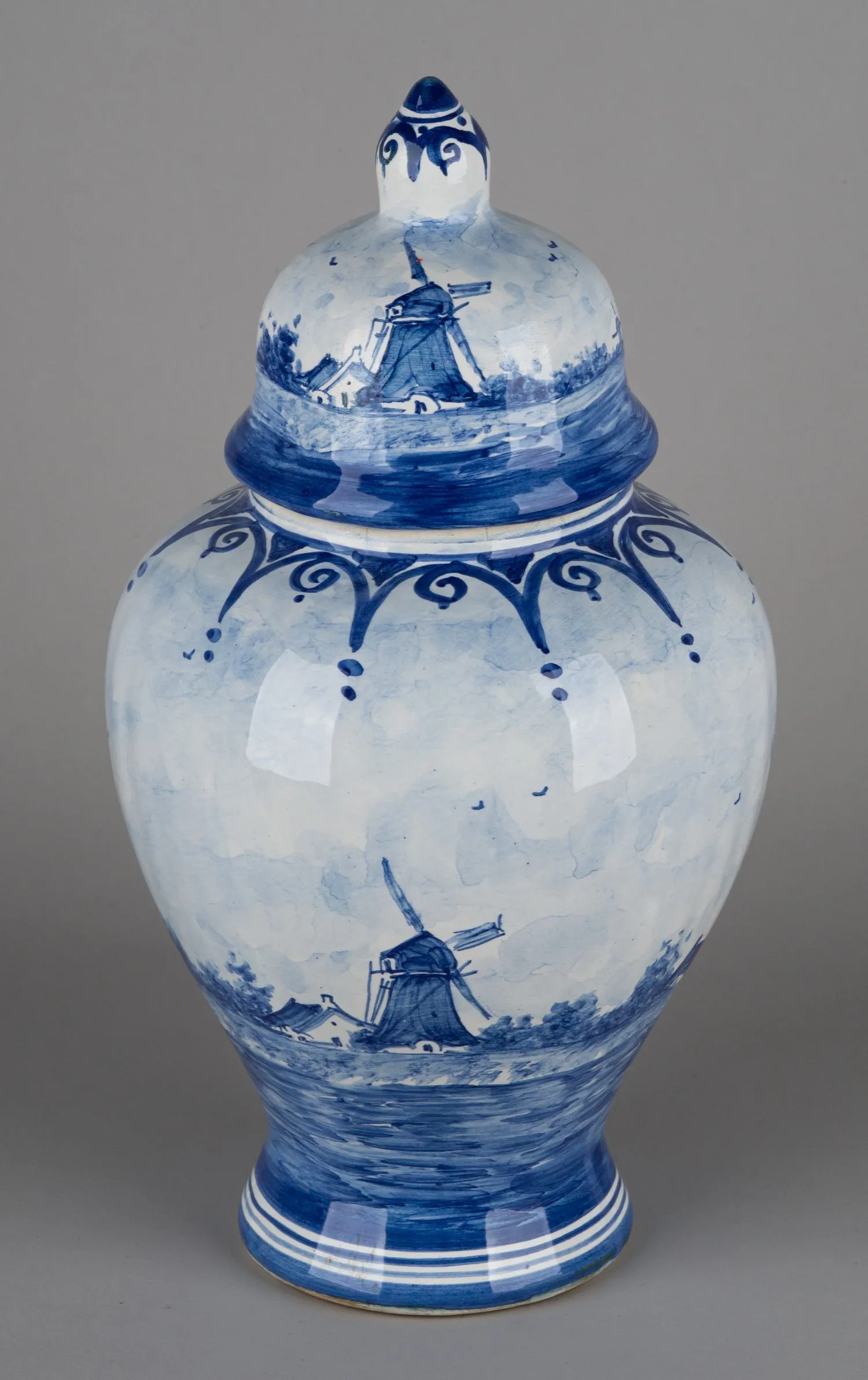 Ваза с крышкой «Голландские мельницы». Голландия, фабрика Delft Blue Holland, 1960-70-е годы.