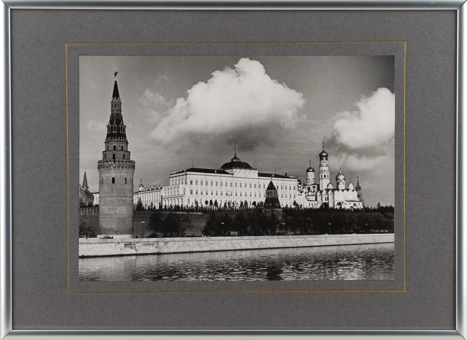 Фотография. Москва. Кремль со стороны Большого Каменного моста. СССР, фотограф В. Ковригин, середина XX века.