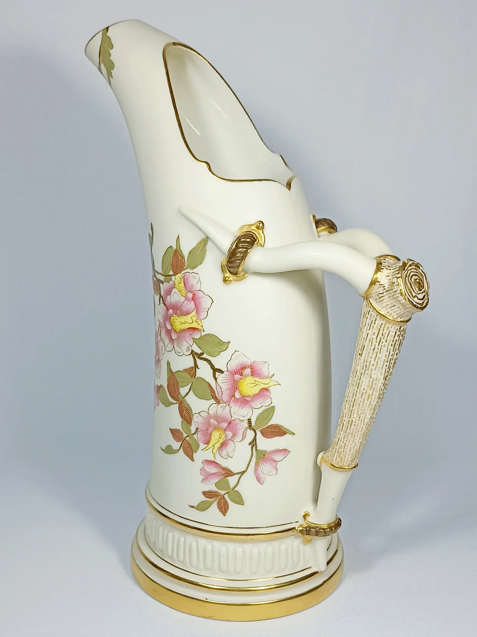 (Royal Worcester) Большой кувшин с изображением цветов из серии «Blush Ivory». Англия, Royal Worcester, 1885-1899-е годы.