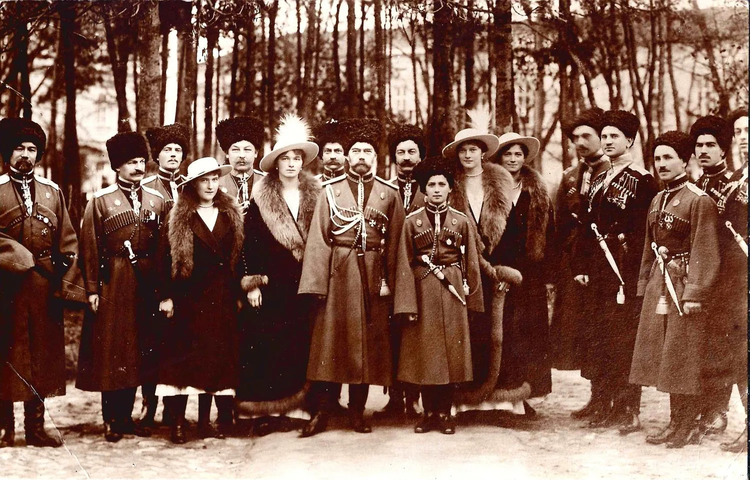 Фотографическая открытка «Император Николай II с детьми в окружении офицеров Собственного Его Императорского Величества Конвоя в Ставке Верховного Главнокомандования в Могилёве 4 октября 1916 года». Издание Антибольшевистского комитета (Париж), 1920-е годы.