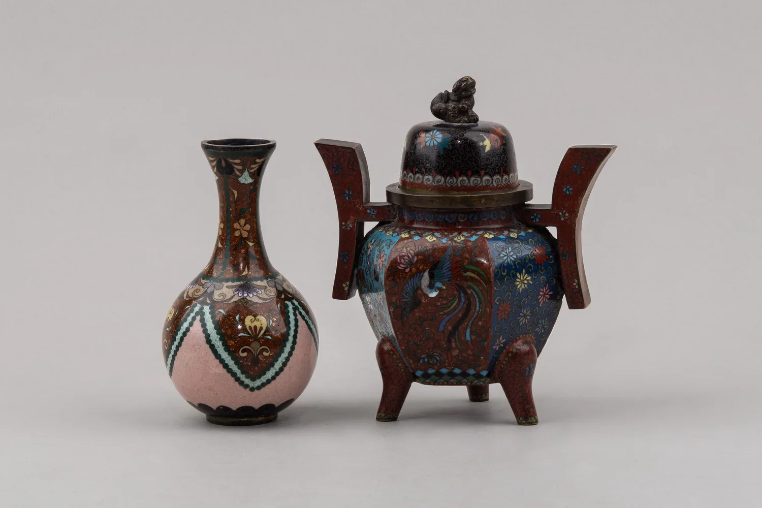 Вазочка и курильница с изображением Феникса. Япония, 1868–1912 (период Мэйдзи).