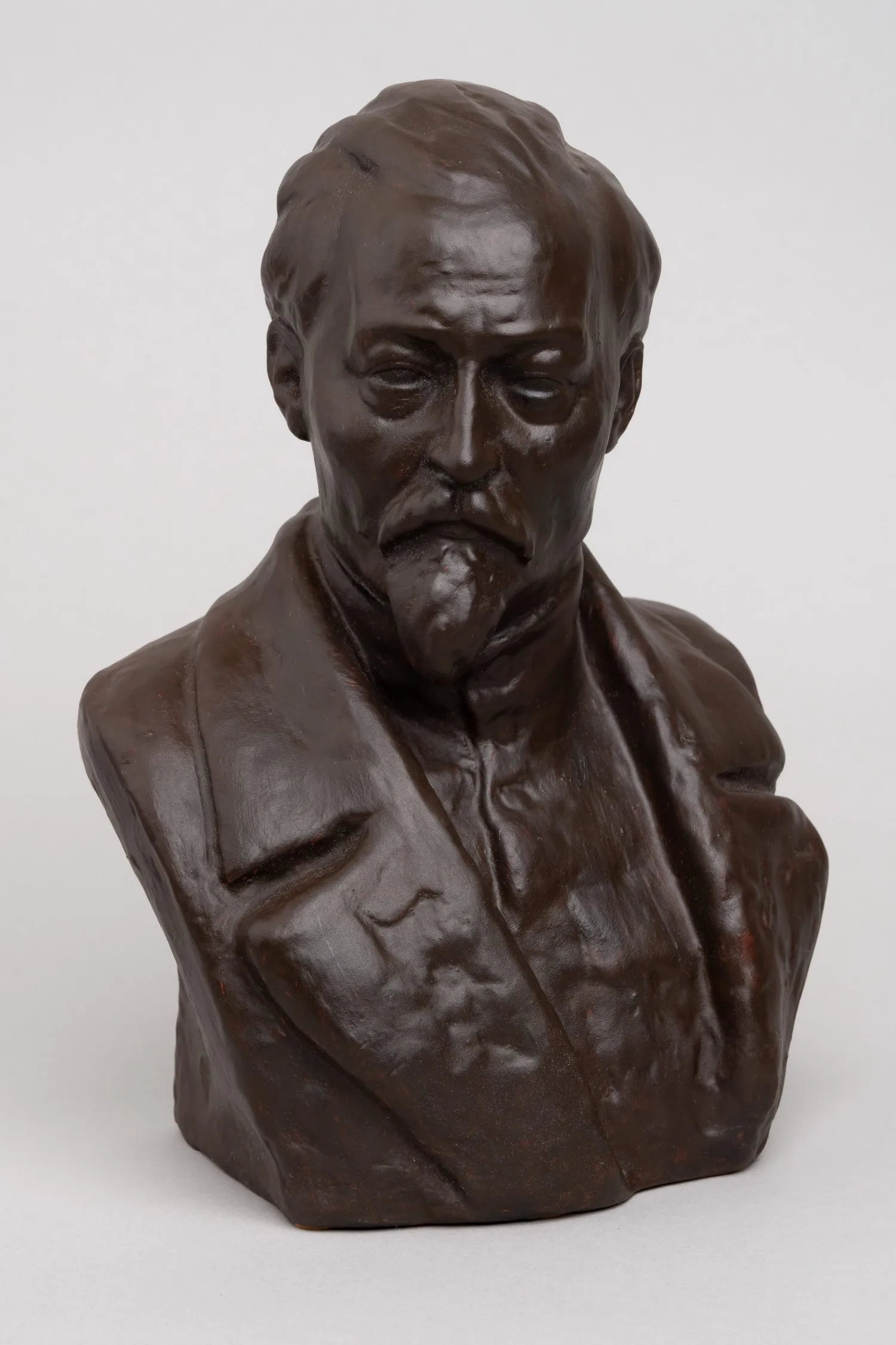 Бюст Ф.Э. Дзержинского. СССР, Гжельский керамический завод «Всекохудожник», скульптор Н. Василик, 1937 г.