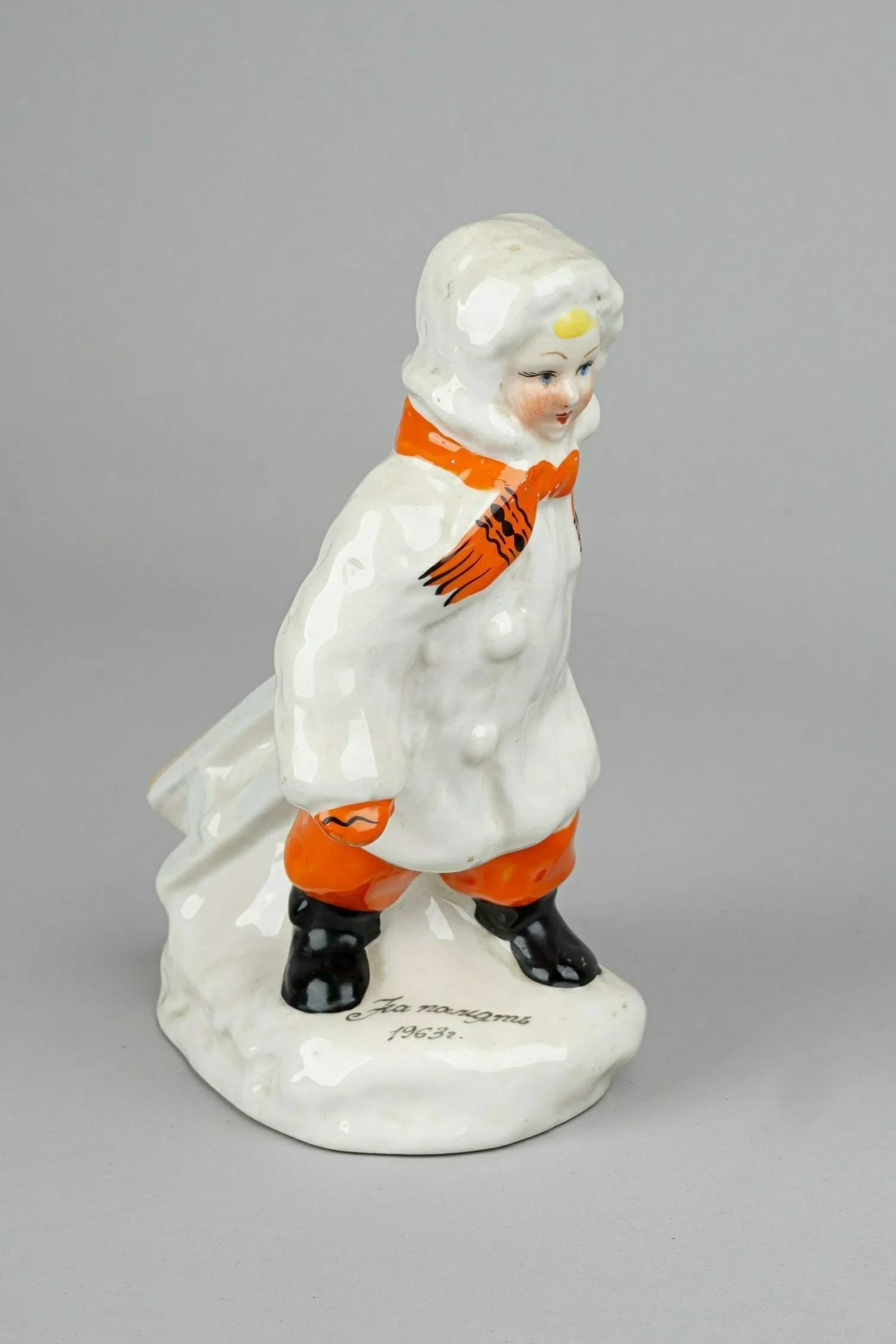 Статуэтка «Девочка с санками». СССР, Городницкий фарфоровый завод, 1950-1960-е гг.