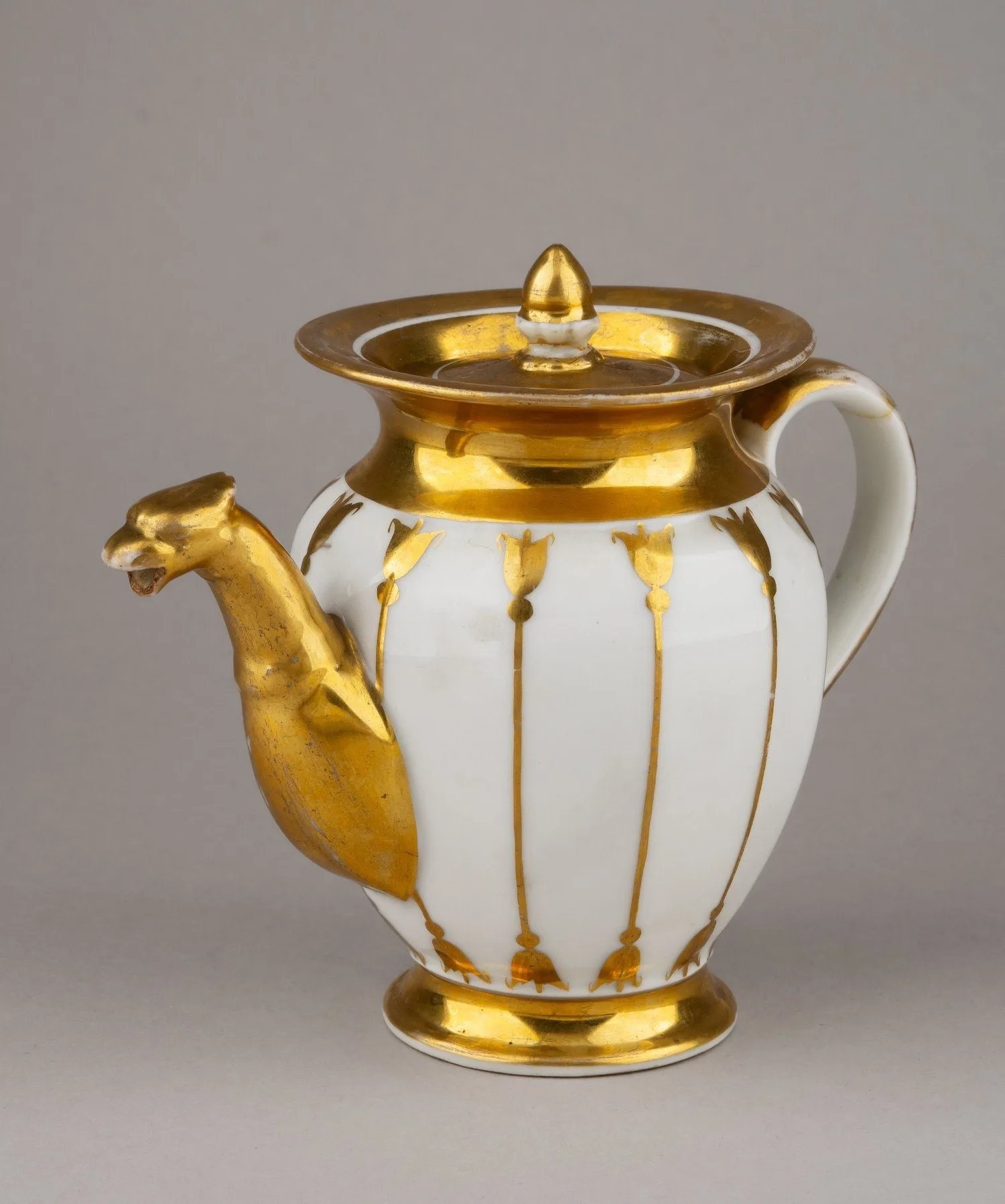 (Гарднер) Чайник с золотым крытьем. Россия, фабрика Ф.Я. Гарднера, 1825–1830-е годы.