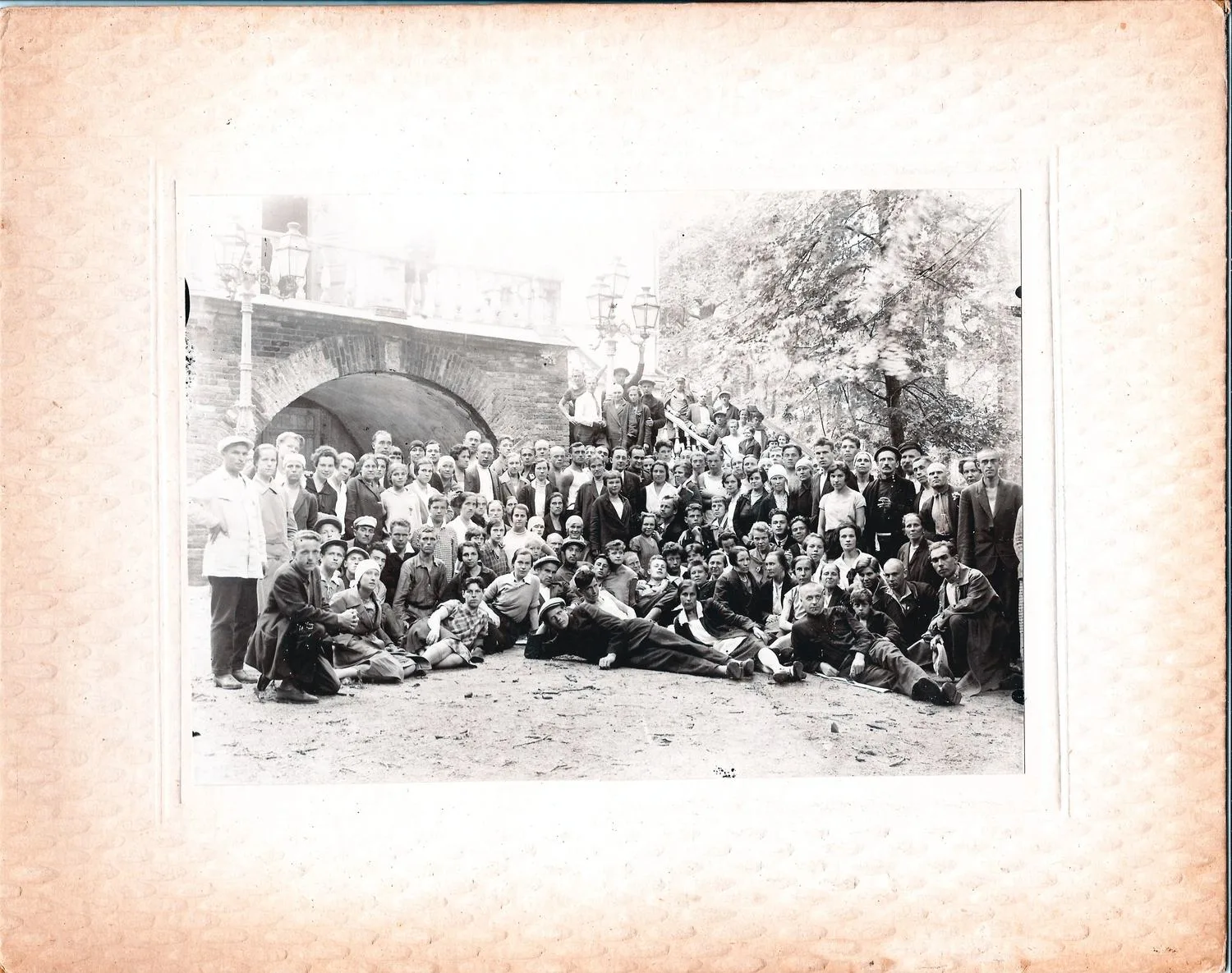 Групповая постановочная фотография «В Архангельском». 1930.