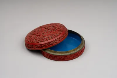 Шкатулка цвета киноварь с цветочными узорами. Китай, 1950-е годы.