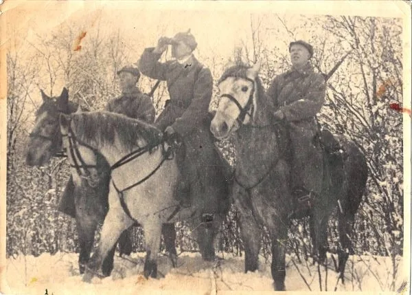 2 фотографии «Кавалеристы». СССР, 1930-е годы.