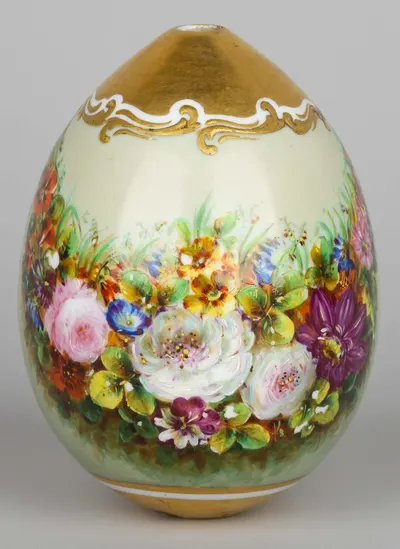(Императорские пасхальные дары) Яйцо пасхальное с цветочными гирляндами. Россия, Императорский фарфоровый завод, роспись Федора Красовского предположительно, 1840-50-е годы.