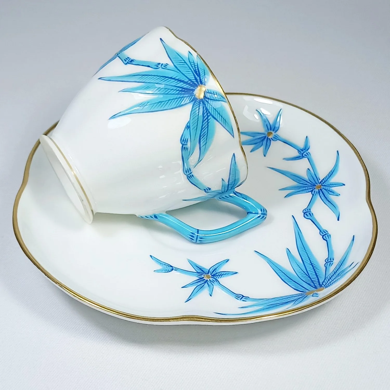 (Royal Worcester) Чайная пара с росписью в виде сказочного бирюзового бамбука. Англия, Royal Worcester, 1879.