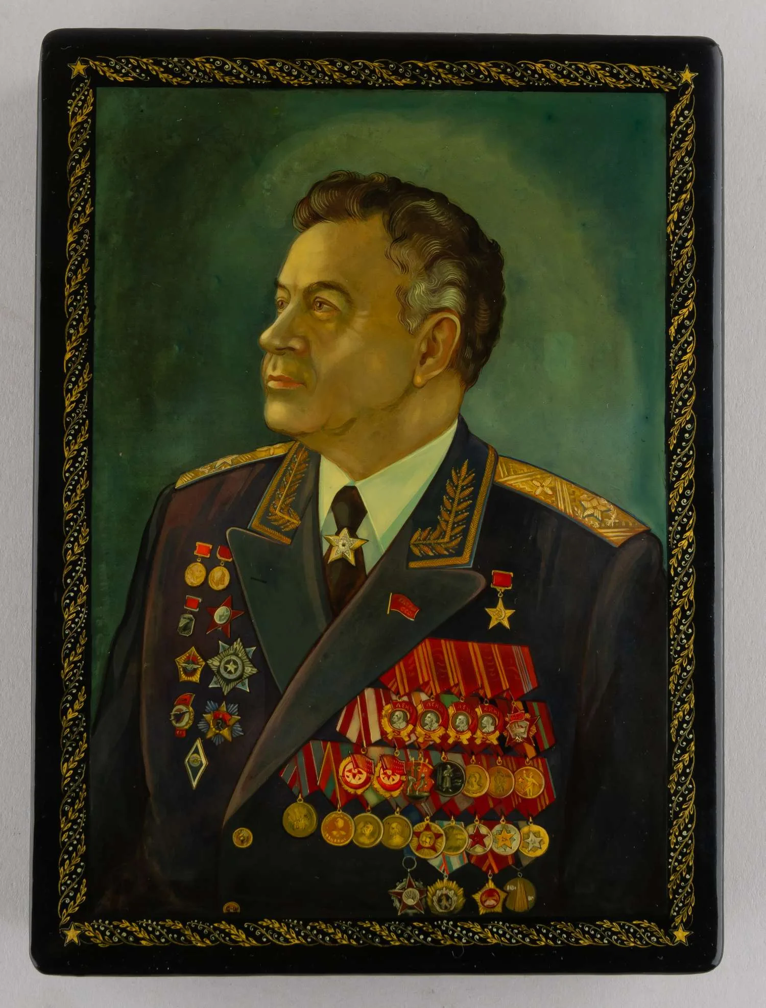 (Последний Главный маршал Советского Союза. Борис Бугаев – человек и самолёт). Заказная шкатулка с портретом маршала авиации Бориса Бугаева. СССР, Палех, художник- монограммист « С.Ш», 1993.