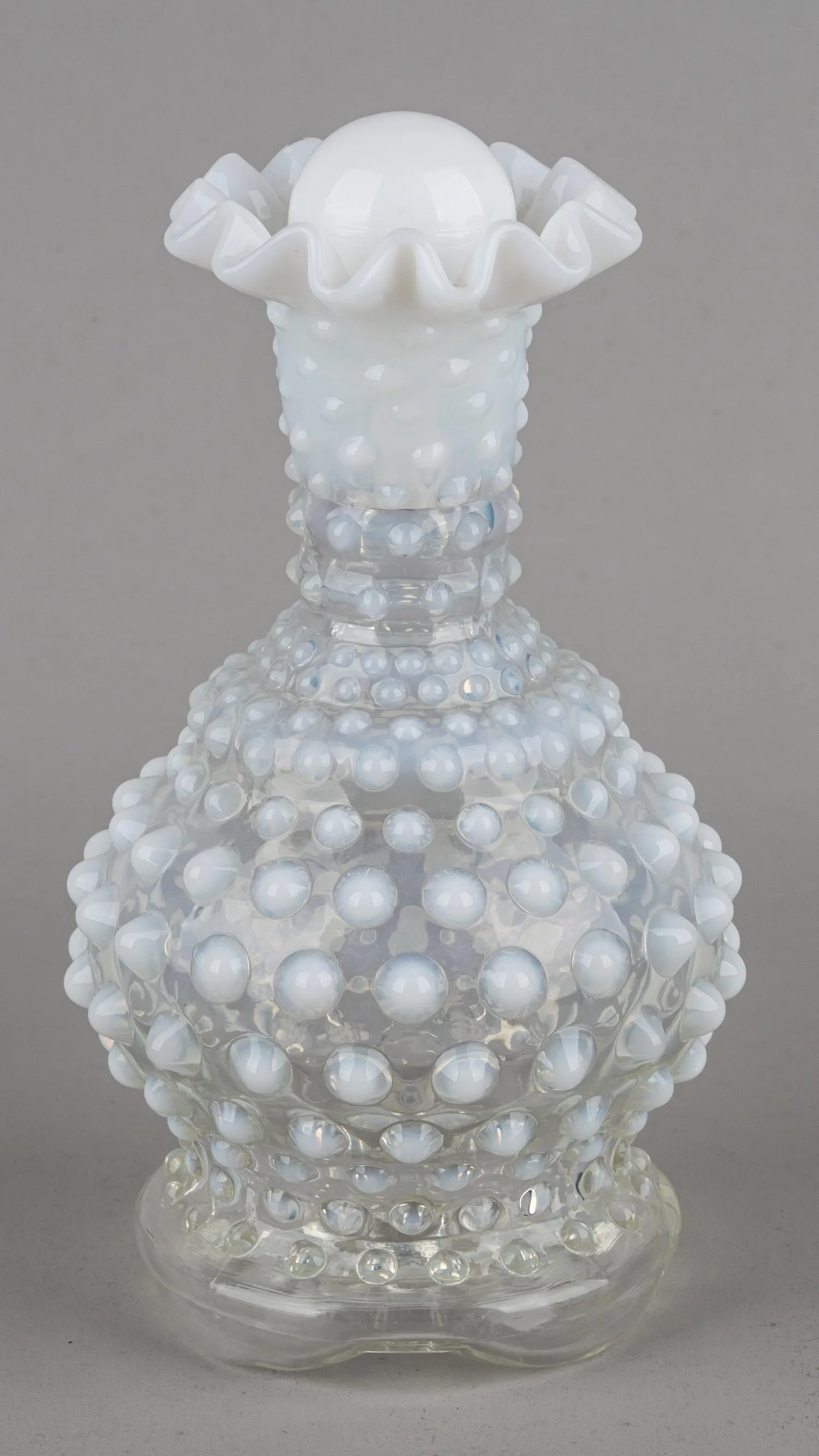 Сосуд для масла опалового стекла в технике hobnail. Чехия, Богемия, 1980-90-е годы.