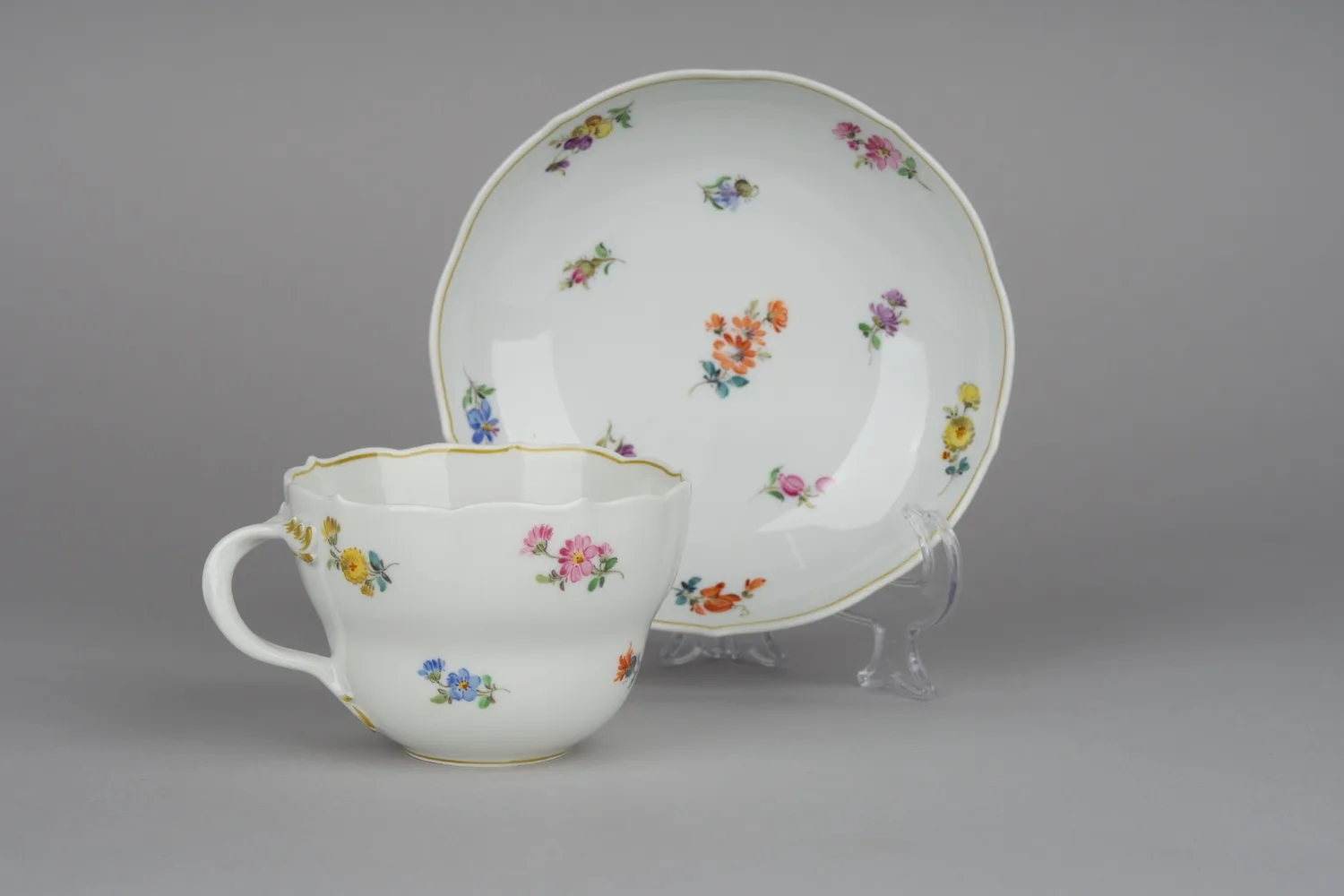 Чайная пара с цветочным узором. Германия, мануфактура Meissen, конец XIX - начало XX века.