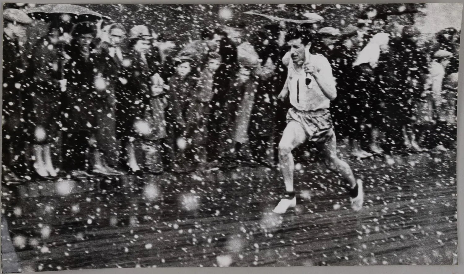 Шандрин В.С. Фотография «Погода спорту не помеха». 1970.