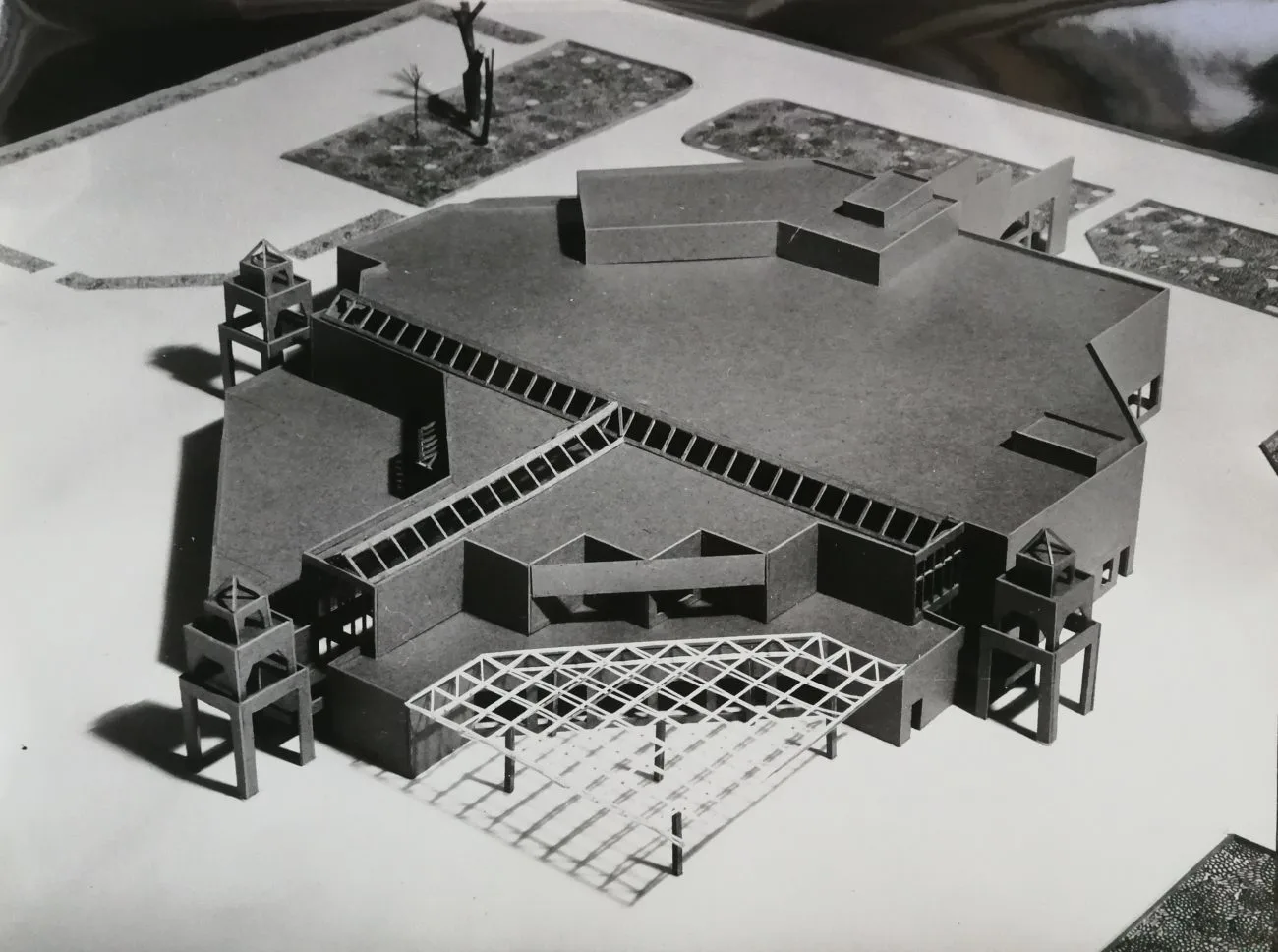 Проект торгового центра микрорайона на 20 тысяч жителей. (М., 1990).