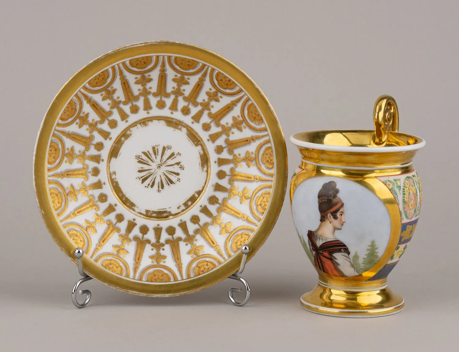 (Ампир) Чашка с блюдцем «Портрет аристократки». Россия (?), 1820 годы.