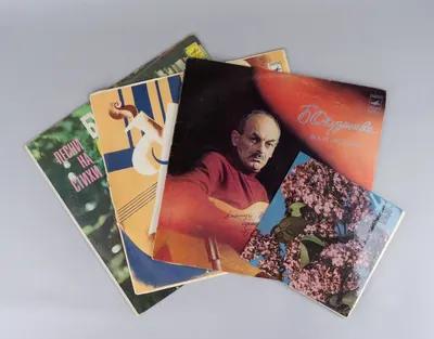 4 пластинки с песнями Булата Окуджавы. СССР, 1980-е годы. Дарственная надпись Булата Шалвовича Окуджавы на конверте одной из пластинок.