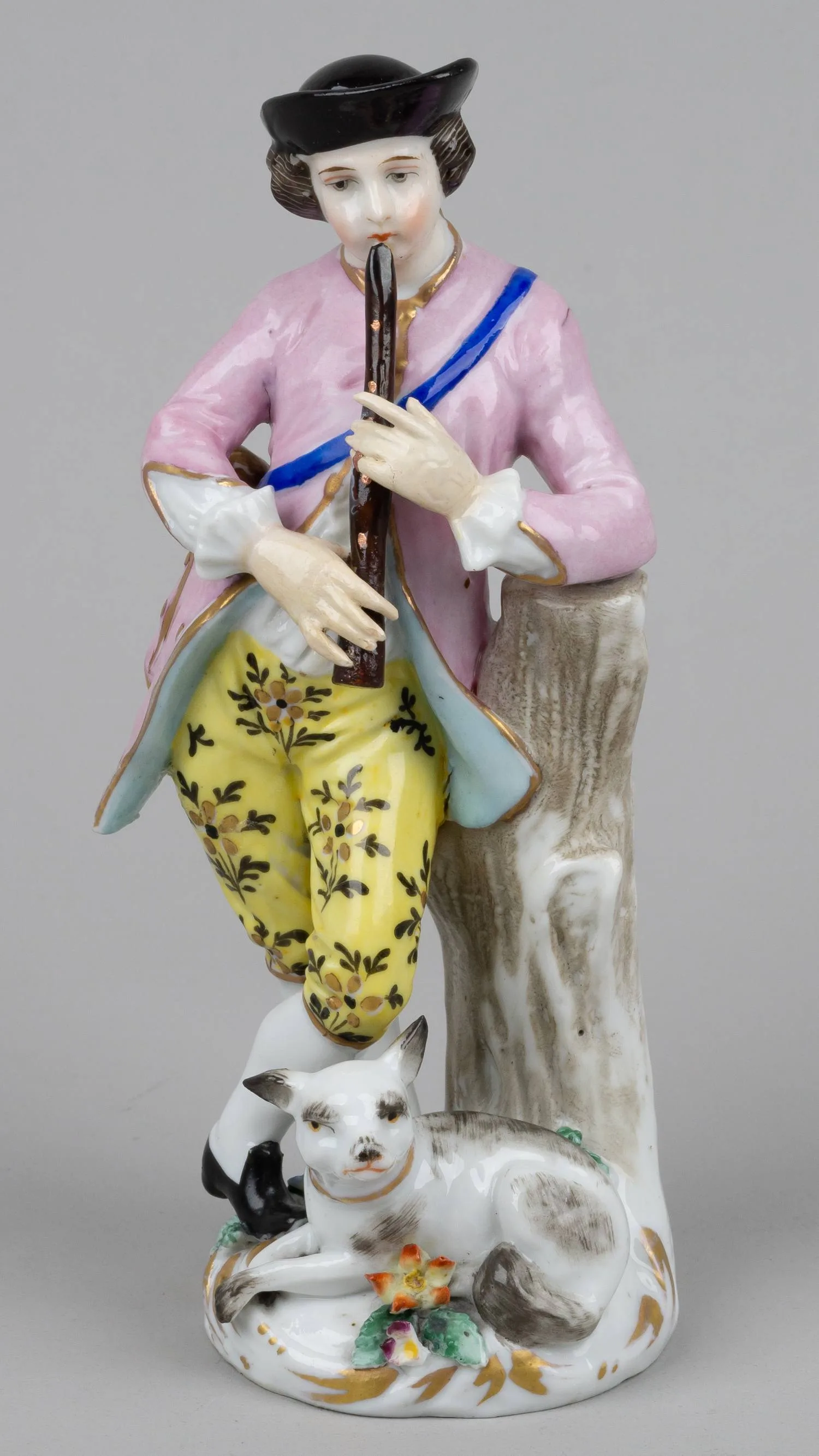 Статуэтка «Знатный юноша, играющий на флейте». Англия, мануфактура Chelsea porcelain, 1750-е годы.
