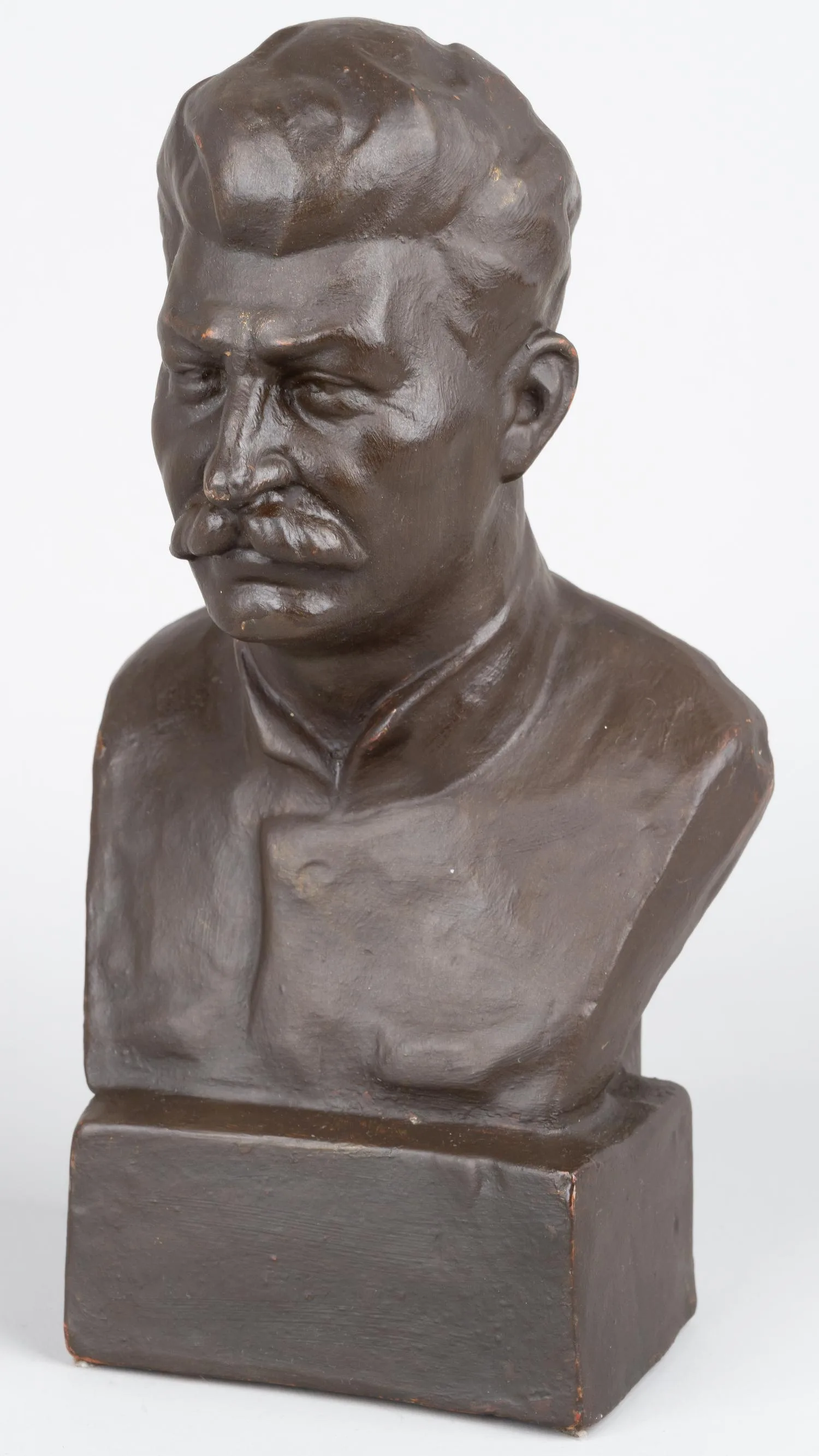 Бюст И. В. Сталина. СССР, Комбинат Всекохудожник Гжель, скульптор Н. Василик, 1933 год.