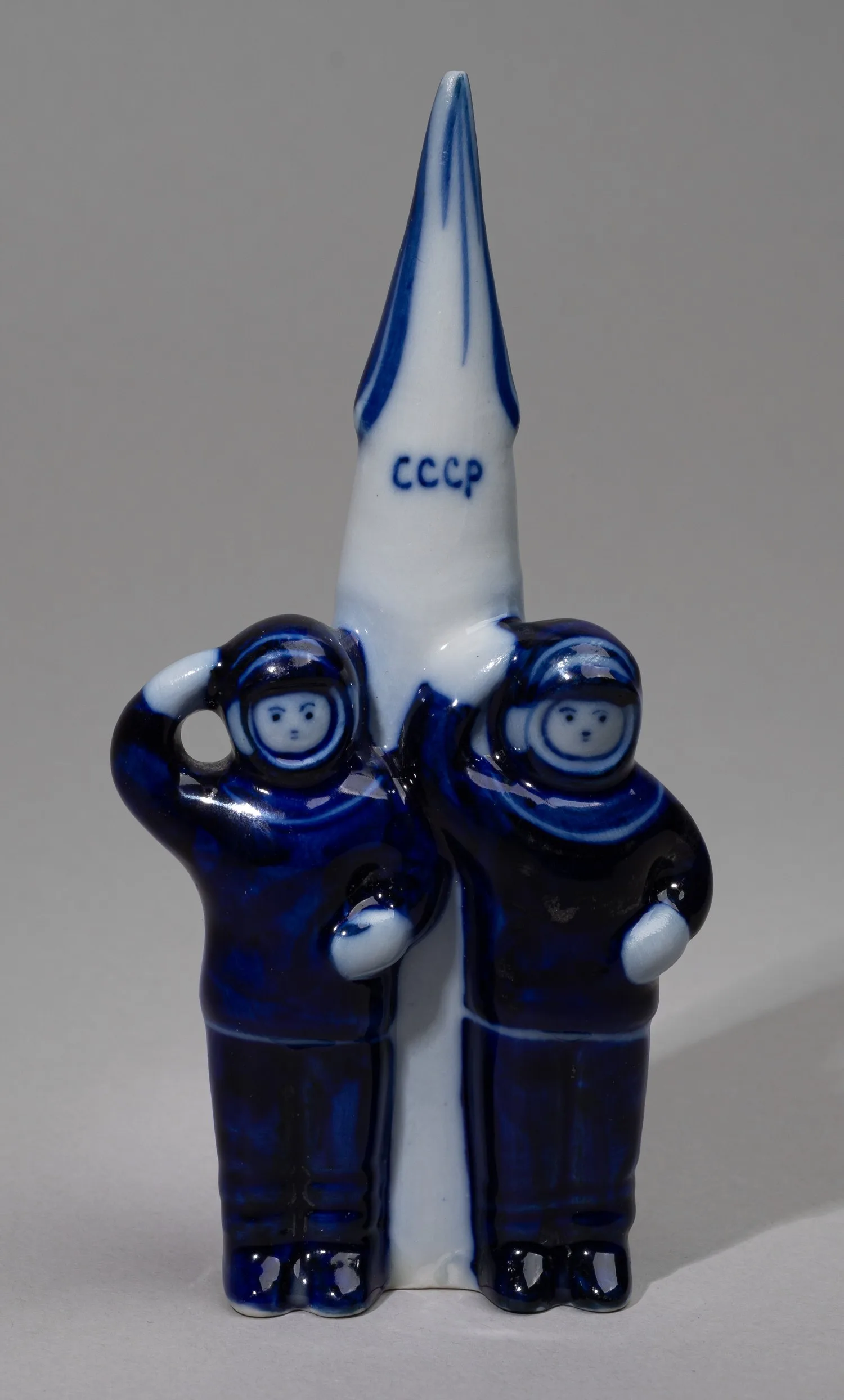 Скульптура «Космонавты». СССР, Гжель, Турыгинский фарфоровый завод кооперативной артели «Художественная керамика», скульптор - Окулова Зинаида Васильевна, 1970-1980-е годы.