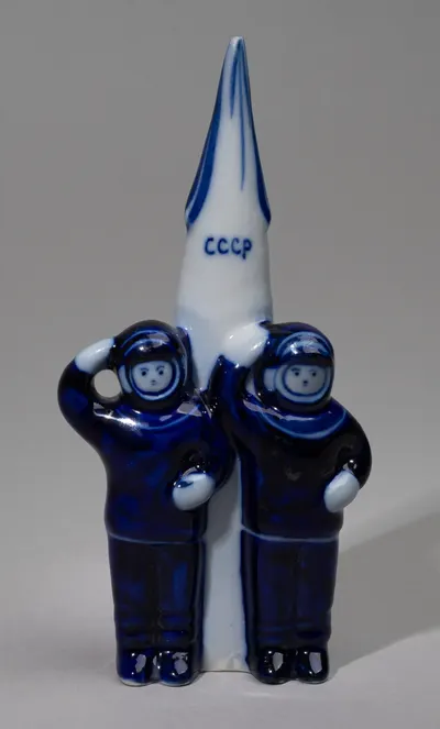 Скульптура «Космонавты». СССР, Гжель, Турыгинский фарфоровый завод кооперативной артели «Художественная керамика», скульптор - Окулова Зинаида Васильевна, 1970-1980-е годы.