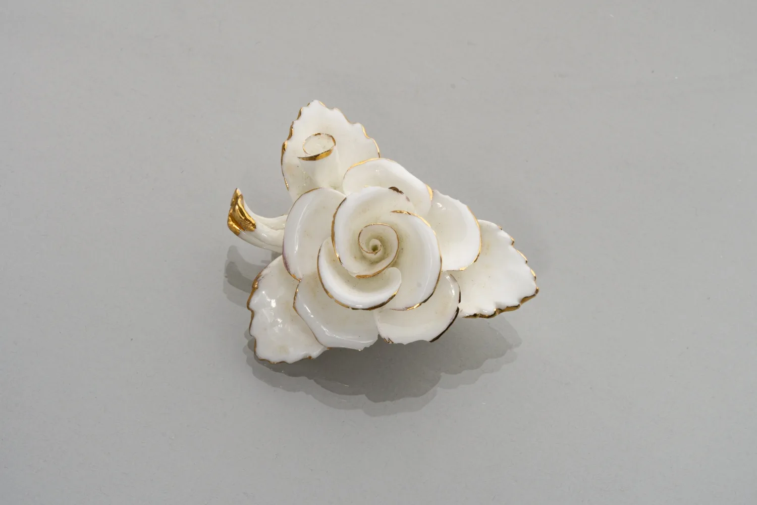 Брошь в виде белой розы. Великобритания, фирма Cara China Staffordshire Made in England, 1970-е гг.