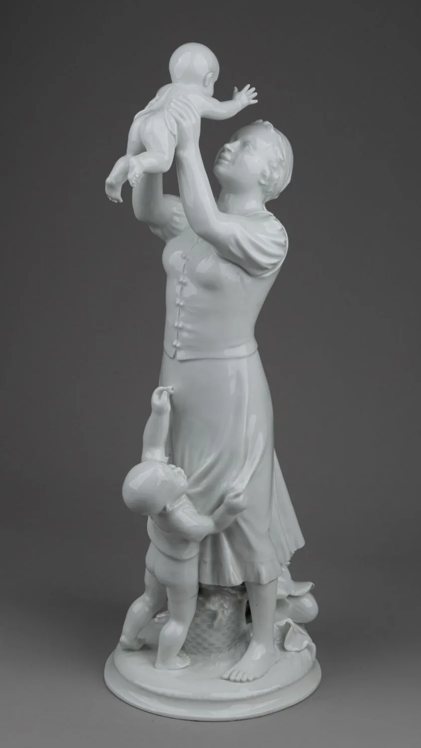 (Мейсен) Скульптура «Материнство». Германия, мануфактура Meissen, скульптор A. Struck, 1930-40-е годы.