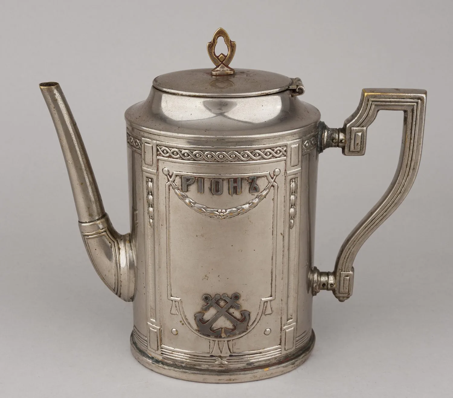 (Крейсер "Рион") Кофейник с символикой крейсера. Россия, 1900-1910-е гг.
